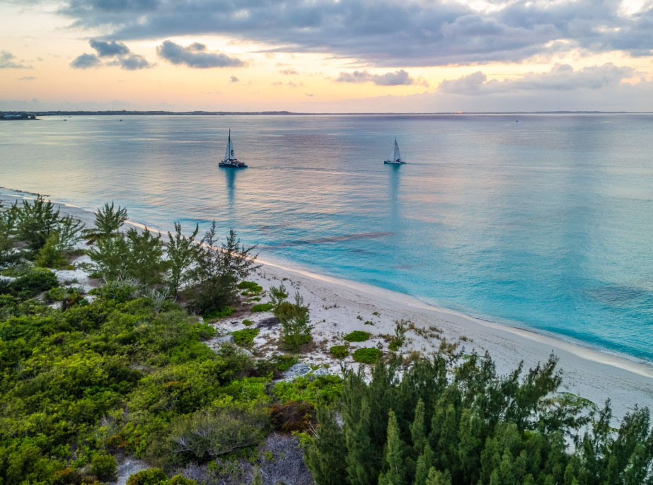 Sunset sailing, leewrd